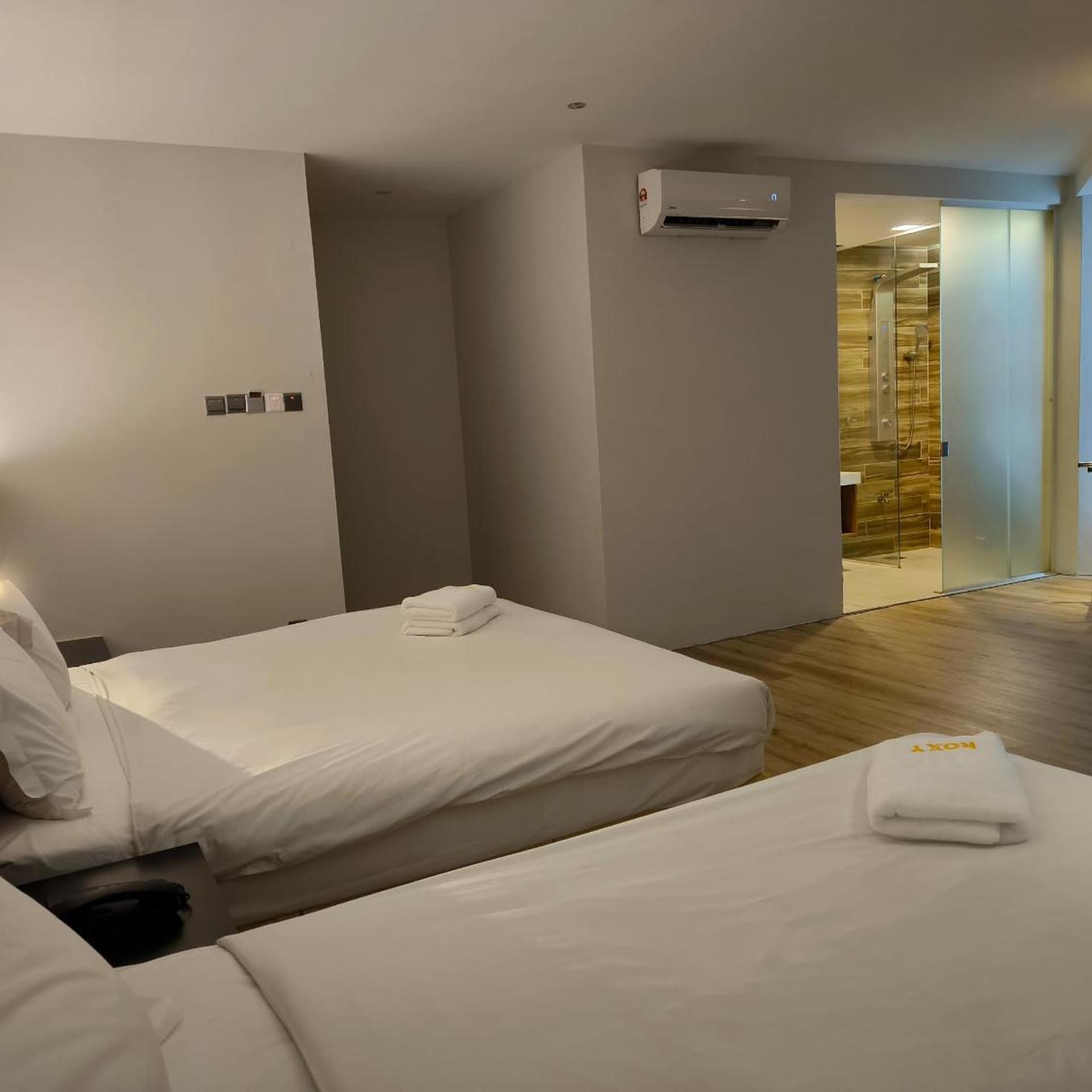 غرفة ديلوكس ثلاثية، Roxy Hotel Padungan 5/8