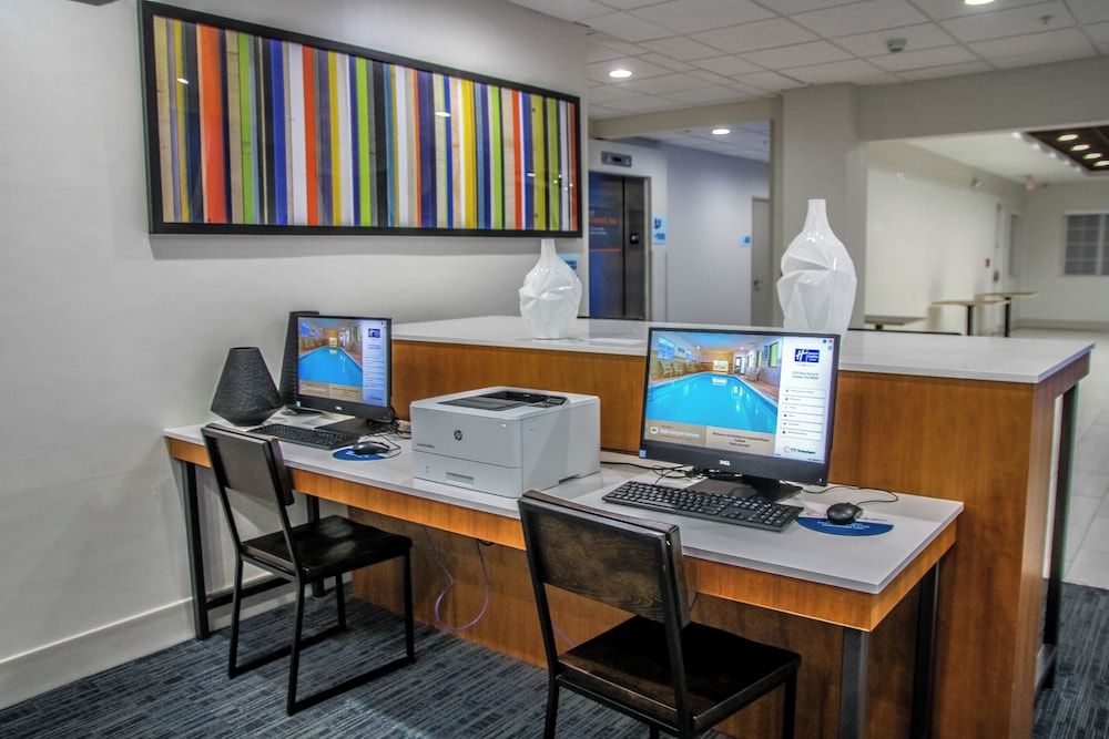 Holiday Inn Express Hotel and Suites Carlsbad 55/65