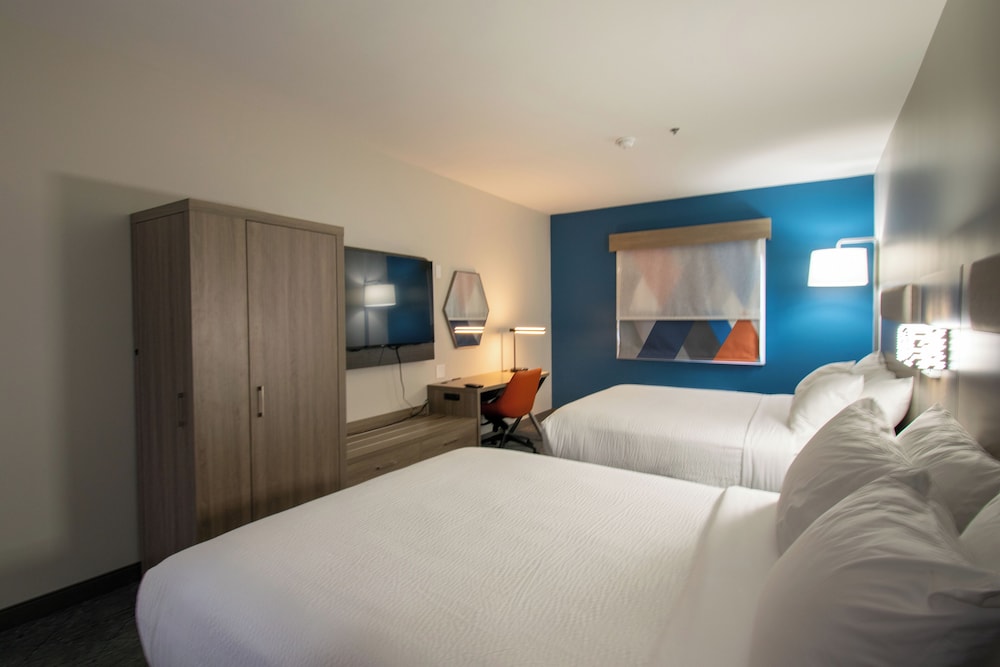 Suite, 2 Queen Beds, Bath and Shower