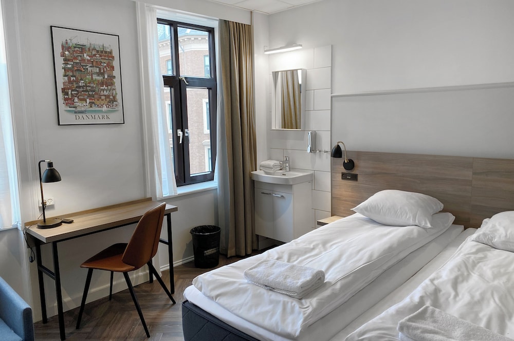 ECONOMY, QUADRUPLE, DOUBLE BED, SHARED BATHROOM, 2 SOFA