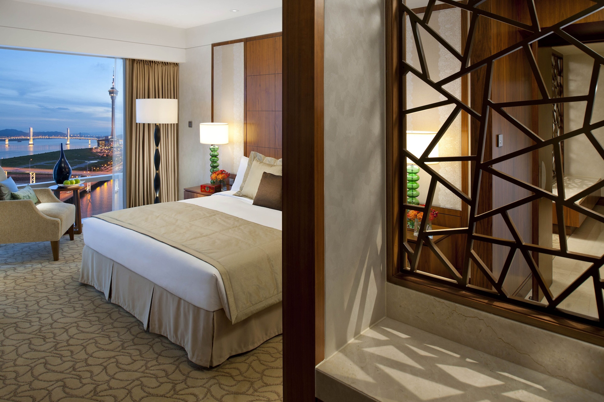 DELUXE, KING BED, CITY VIEW