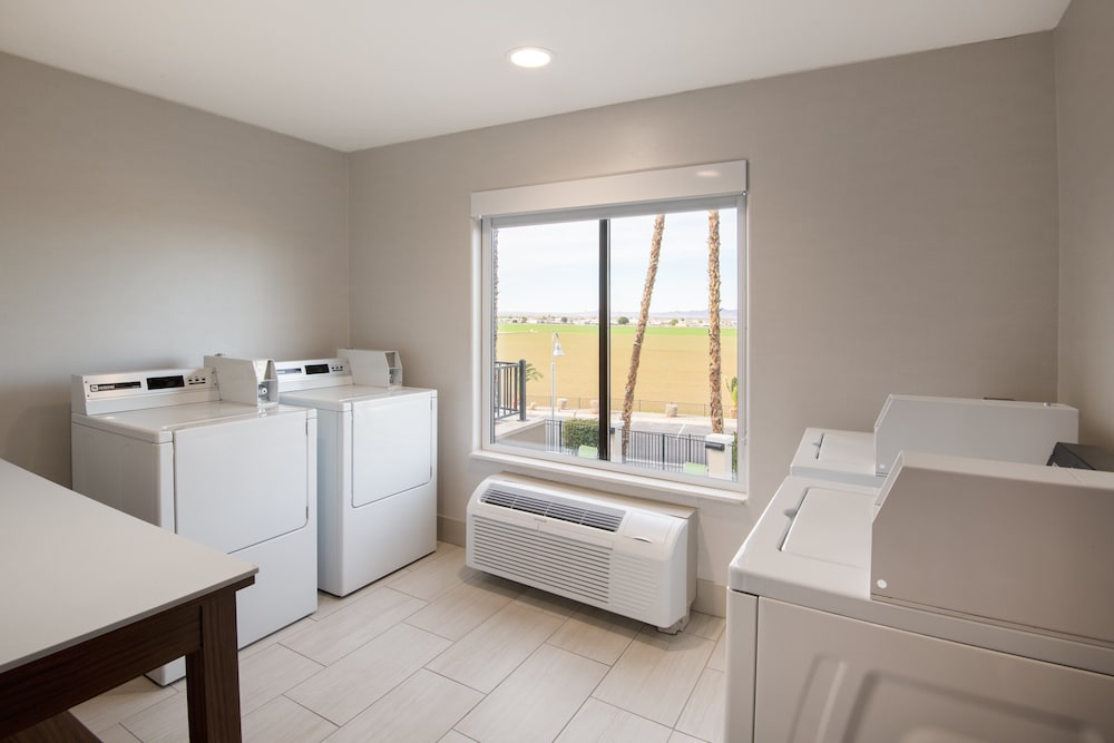 Holiday Inn Express Hotel Suites Yuma 54/79