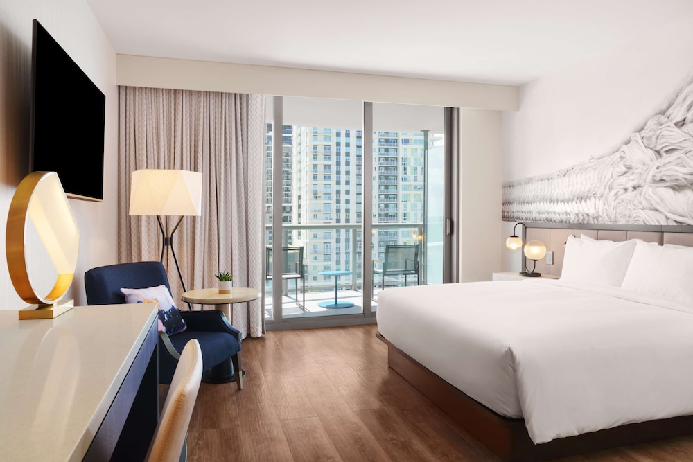 ROOM, KING BED, BALCONY