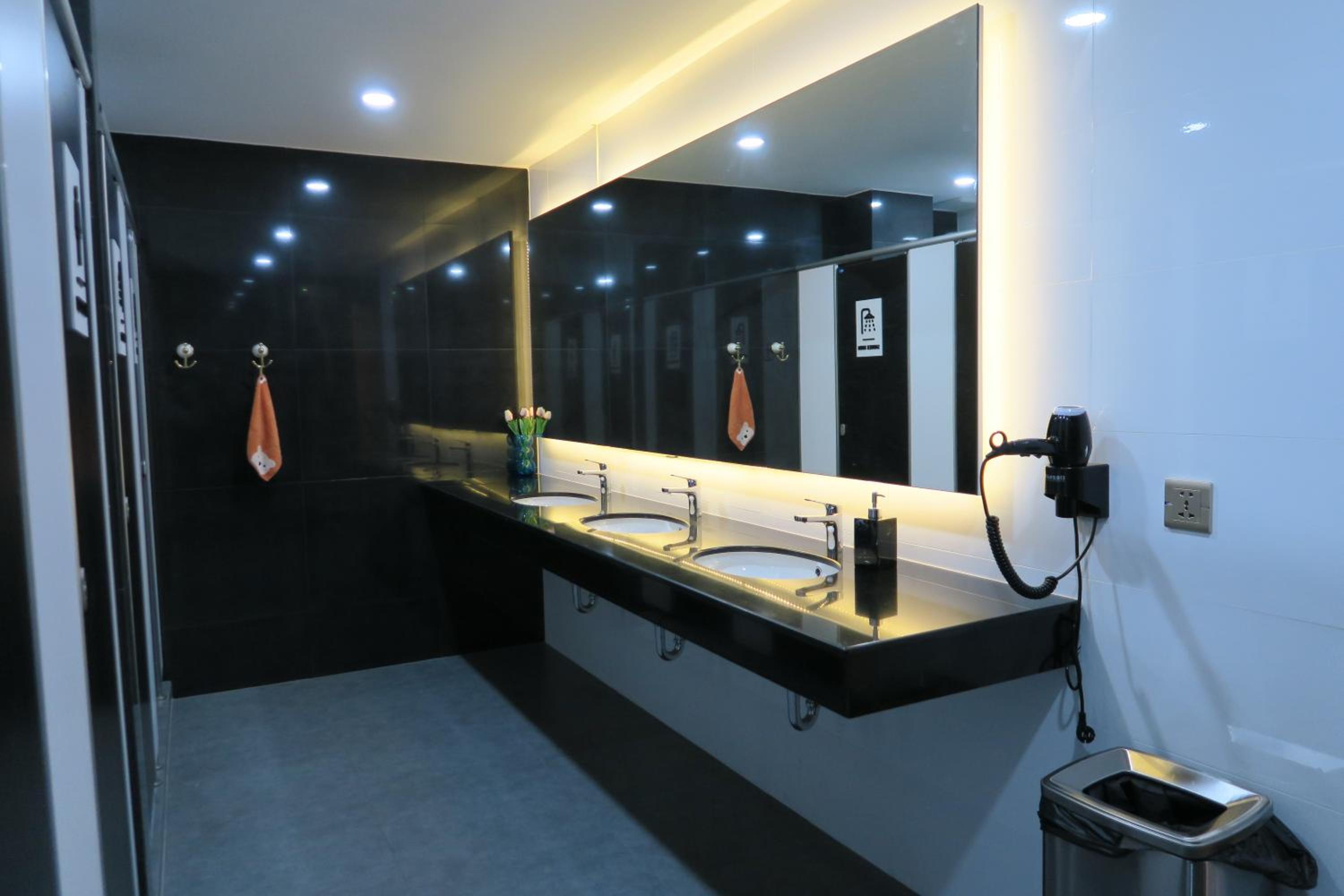غرفة بسريرين منفصلين بحمام مشترك، The Mira Hotel Chiang Rai 10/10