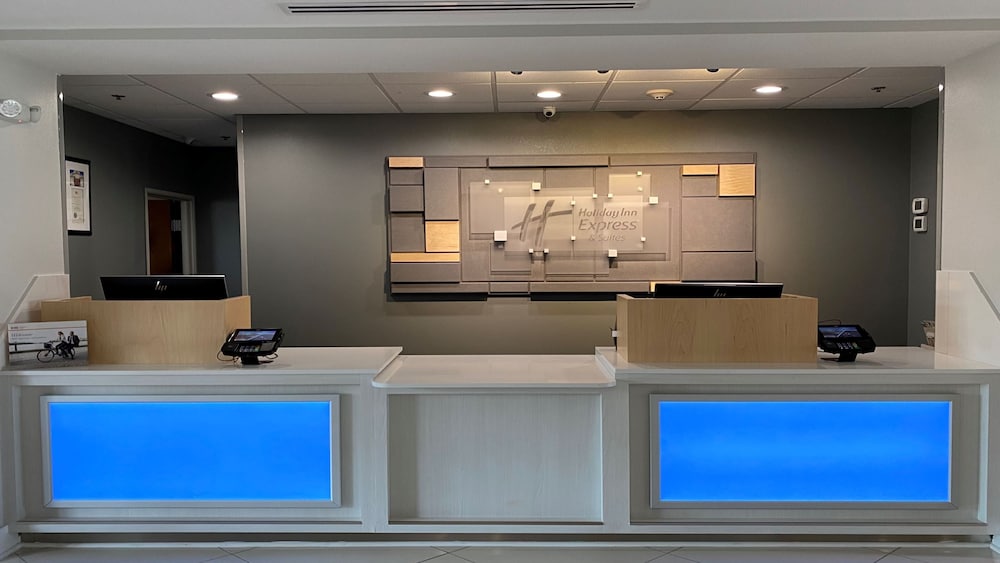 Holiday Inn Express Hotel Suites Byram 6/70