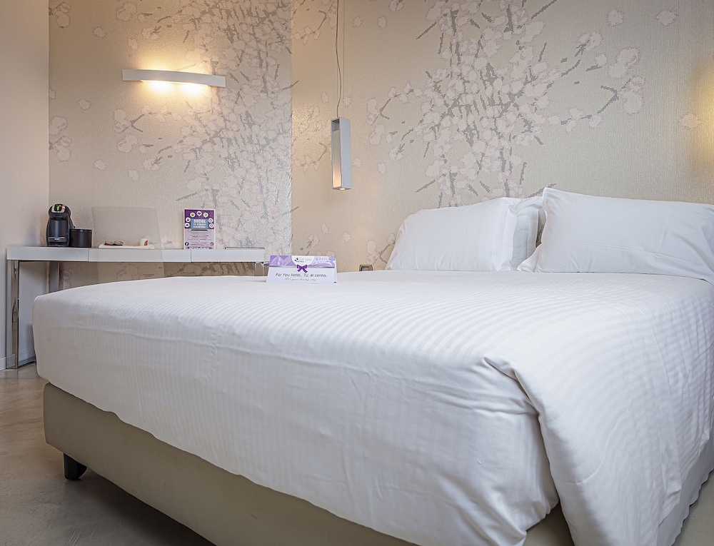 DELUXE, DOUBLE OR TWIN BED