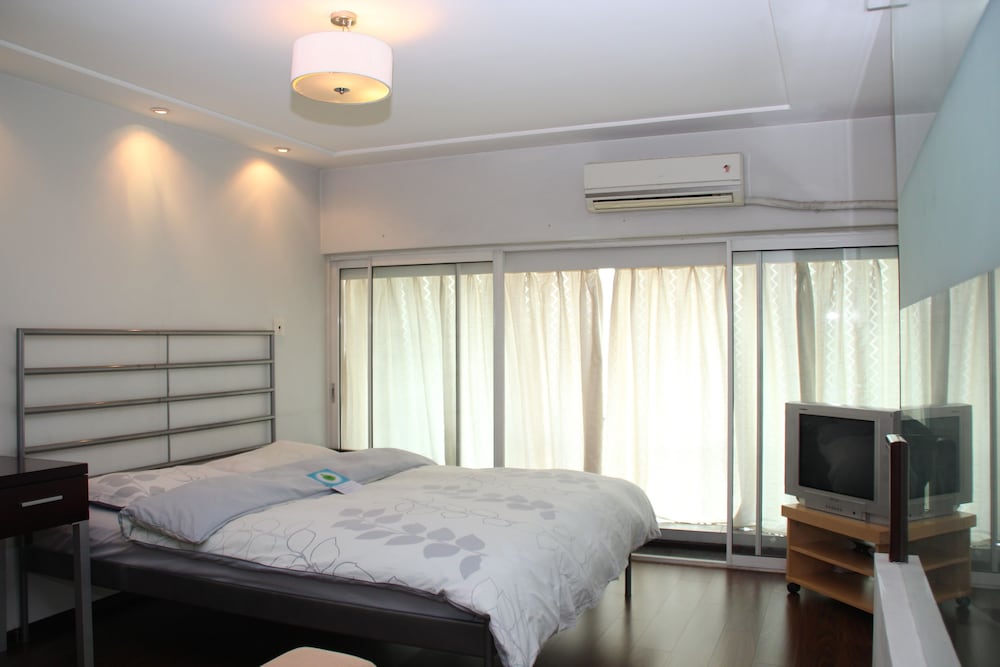 World Union Service Apartment Cosmo 13/72