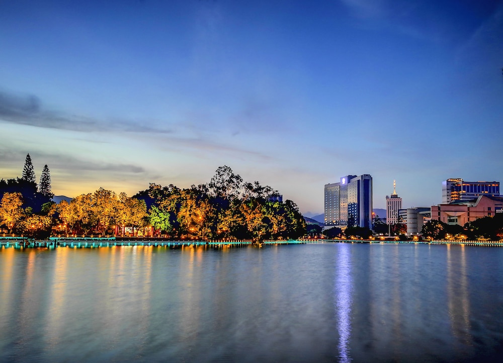 Fuzhou Lakeside Hotel 42/48