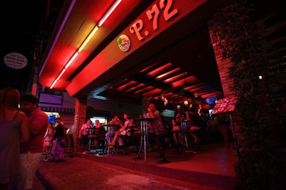P 72 Hotel Bar 42/50