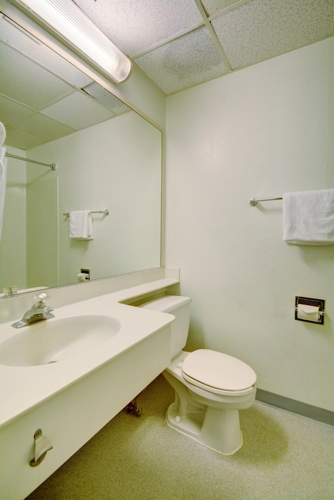 Motel6 Warwick, RI - Providence Airport - I-95 35/38