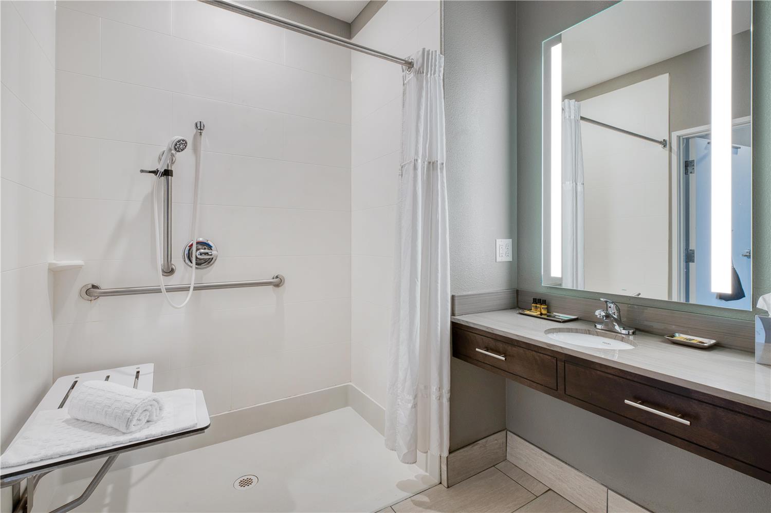 Room, King Bed, Accessible 6/6