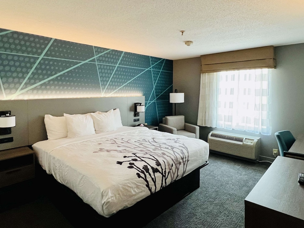 غرفة بسرير كينج، Comfort Inn Emporia 2/6