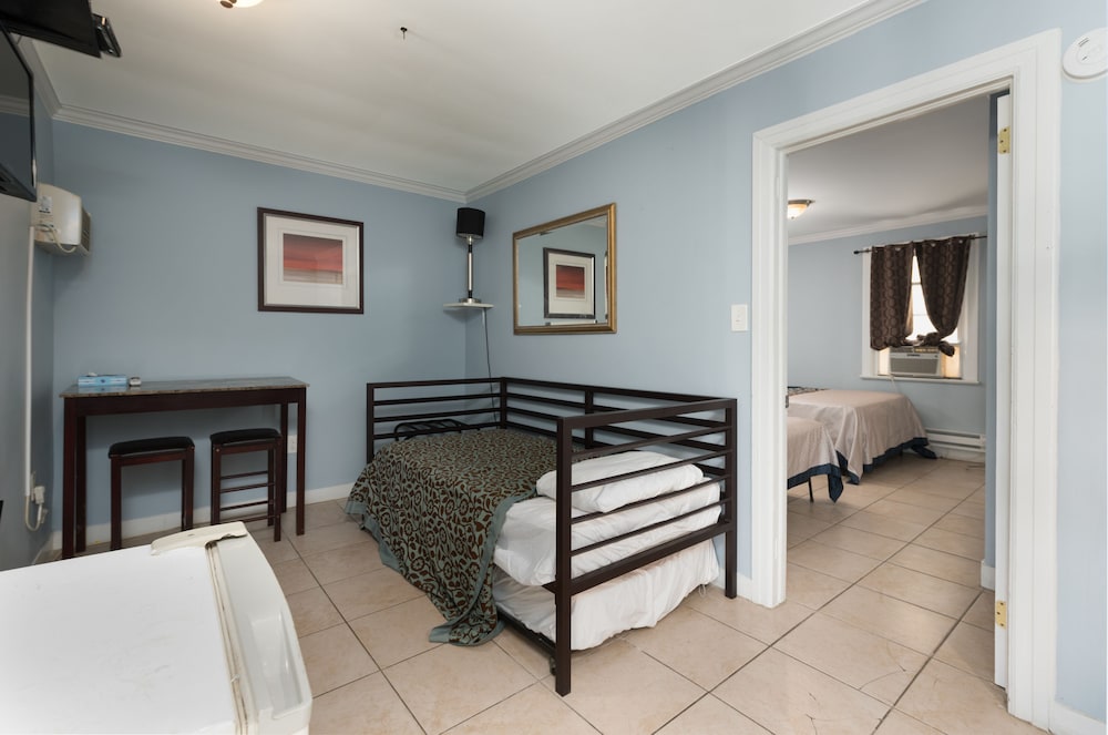 Boardwalk Hotel Charlee Beach House Rentals 15/50