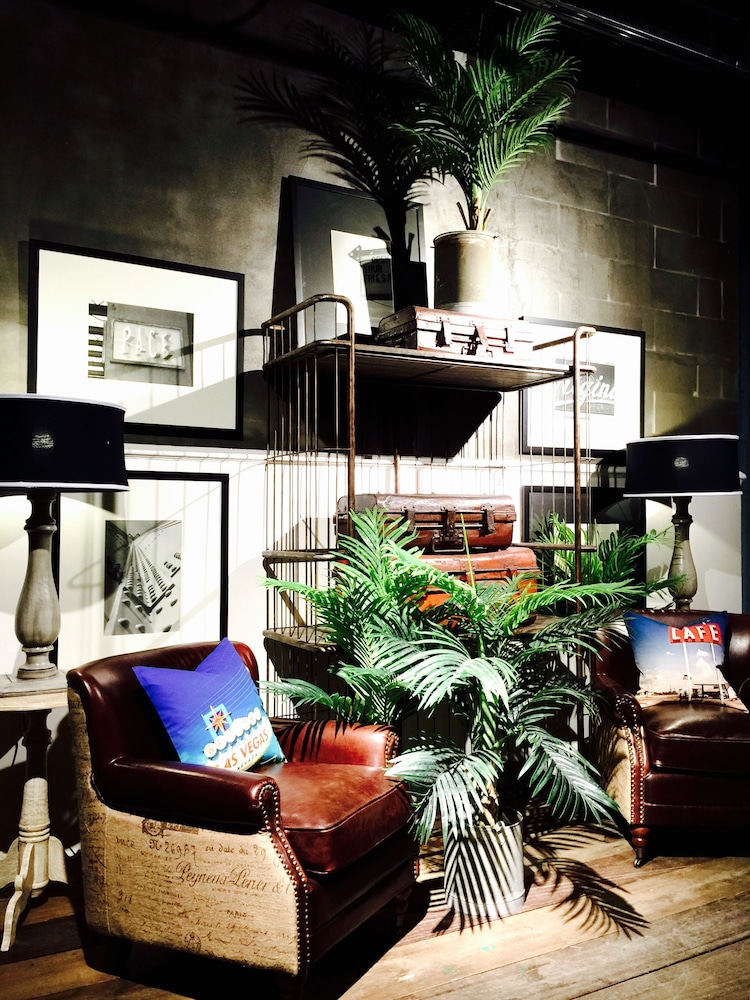 M Boutique Station 18 44/65