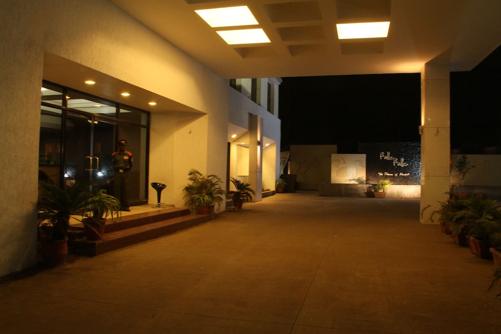 THE MANOR HOTEL 6/49