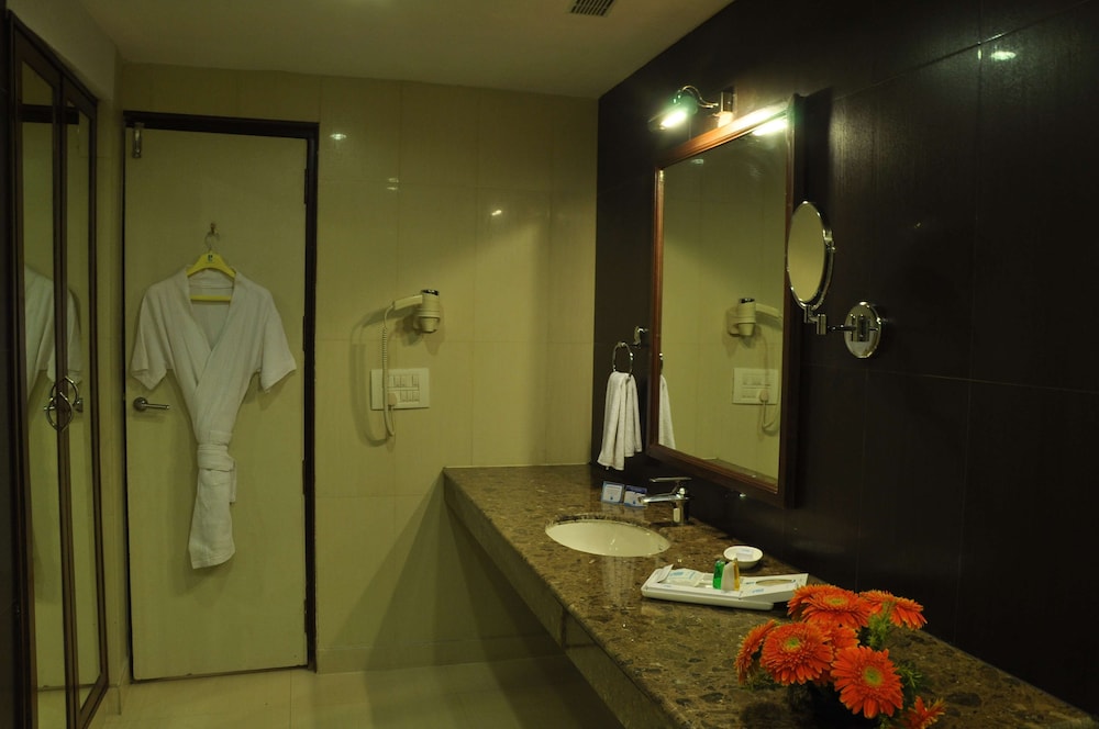 Le Lac Sarovar Portico 55/56