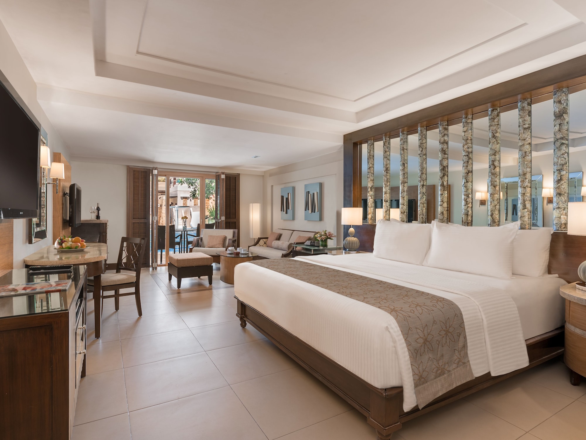 Junior Suite, King Bed, Direct Pool Access