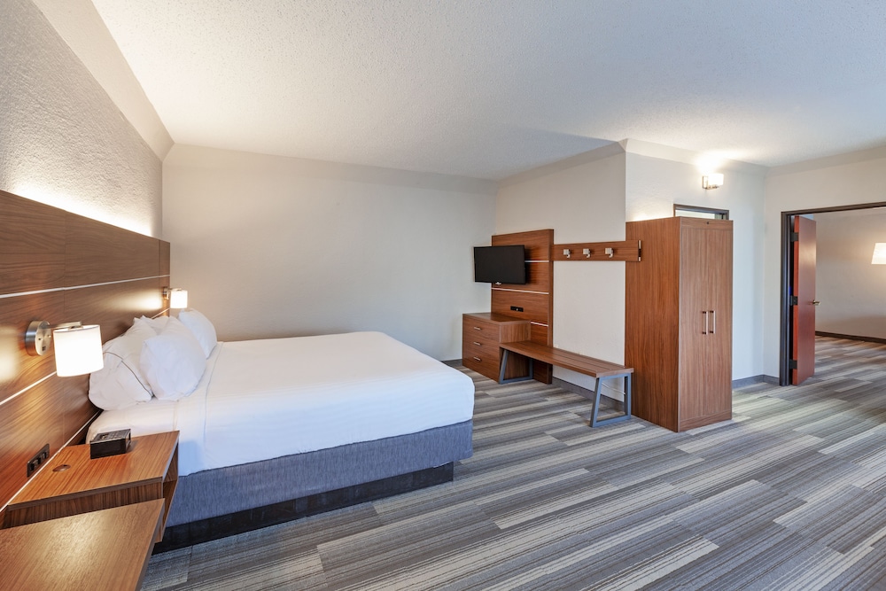 Holiday Inn Express and Suites Houston - Memorial Park Area 11/45