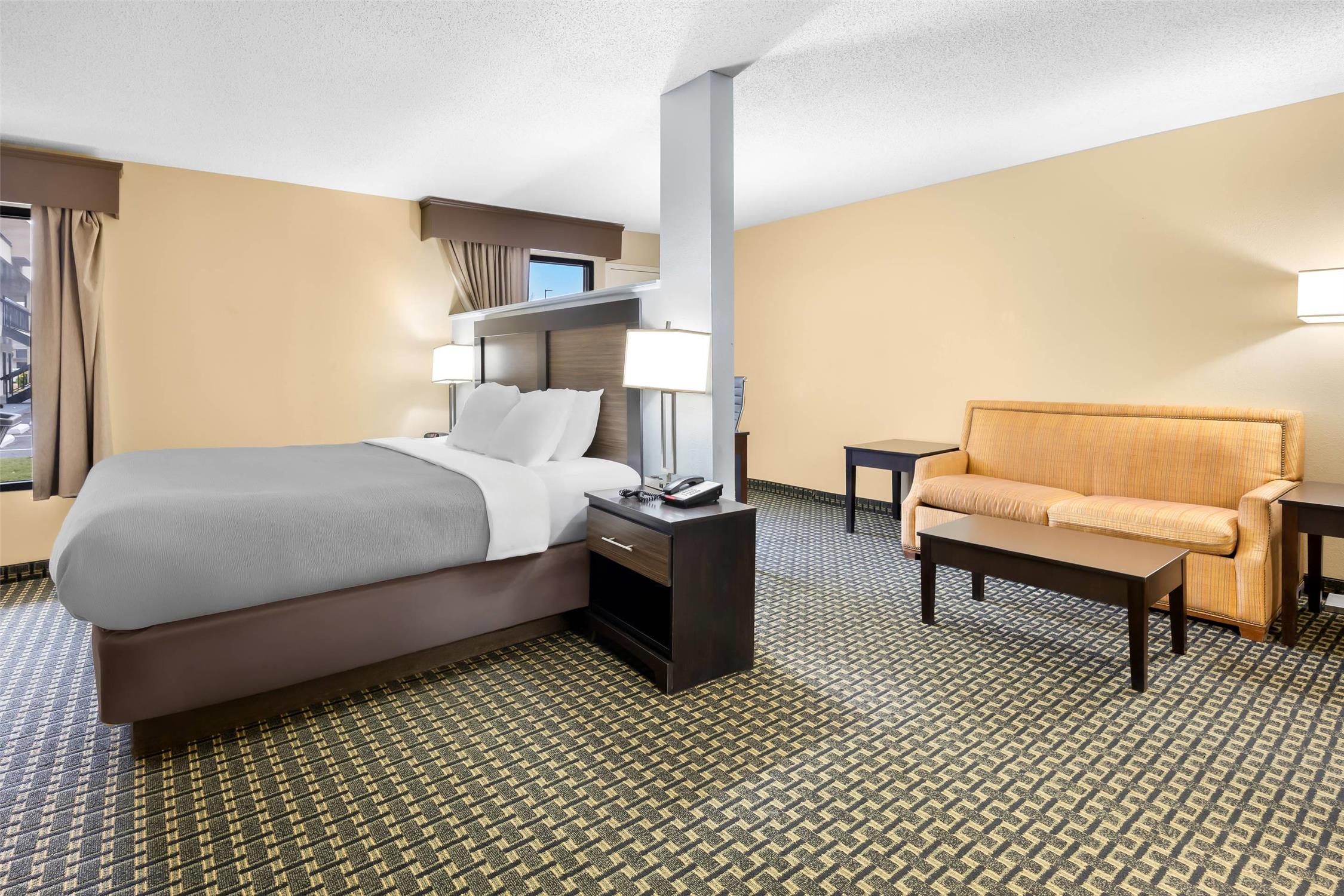 غرفة بسرير كينج للمدخنين، Quality Inn Perry - National Fairgrounds Area 2/6