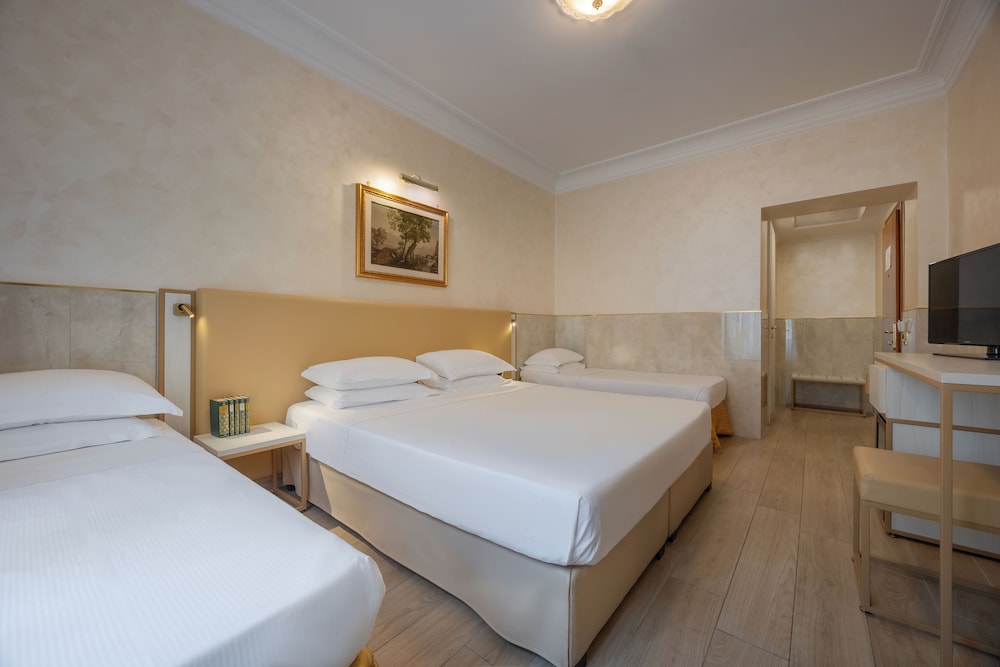 ROOM, QUADRUPLE