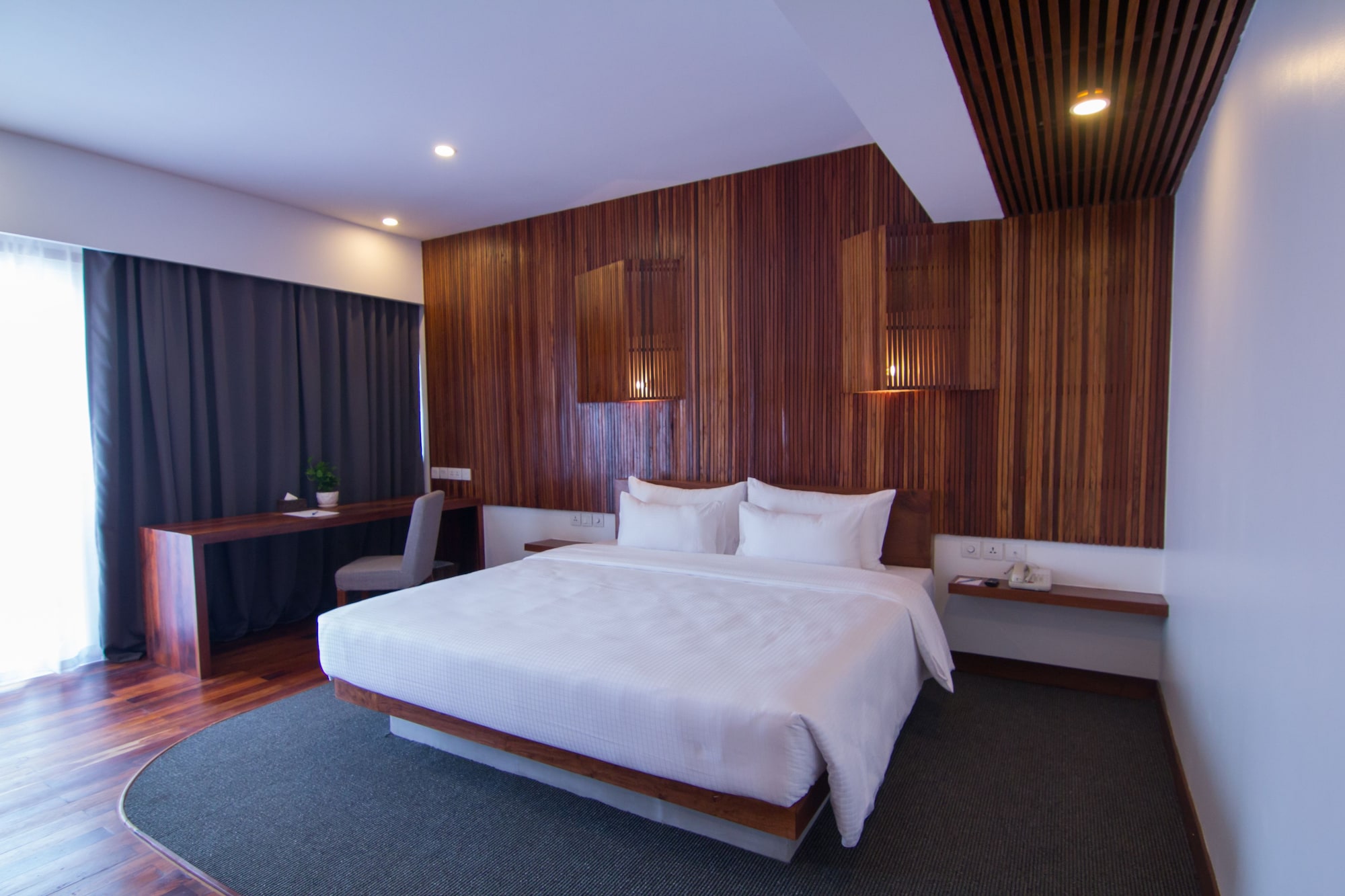 جناح تنفيذي بسرير كينج بإطلالة على المسبح مع أريكة، Hotel Somadevi Boutique 3/10