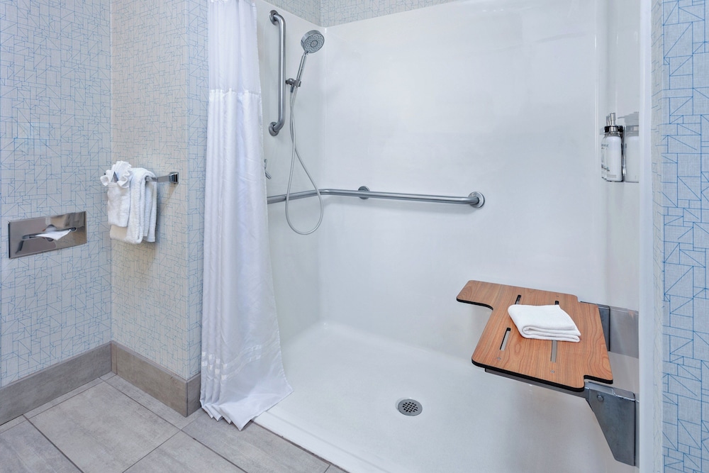 Holiday Inn Express Hotel & Suites Urbana-Champaign(U Of I Area) 73/74