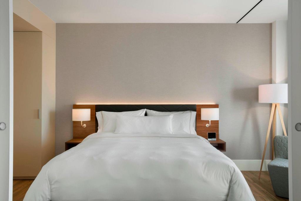 1 Bedroom, Deluxe, Suite, Apartment, King Bed, Urban View, Sofa