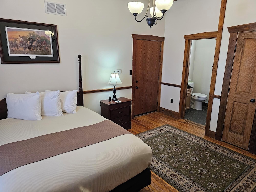 Lodge, 3 Queen Beds, Sofa, North Wing