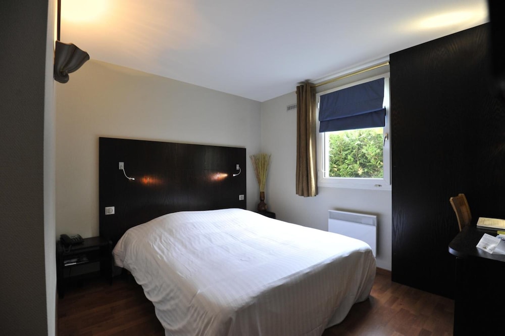 COTTAGE HOTEL 11/50