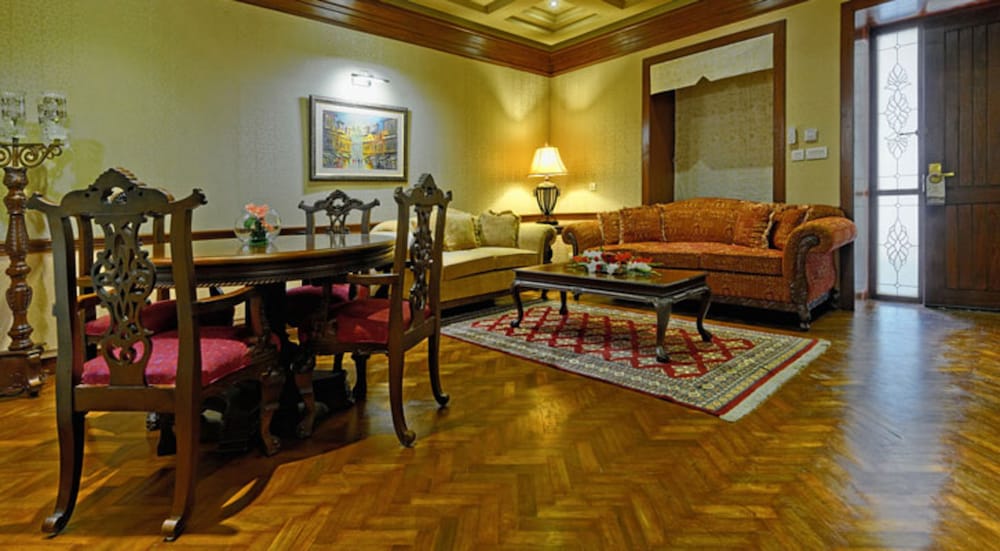 Faletti’s Hotel 45/68