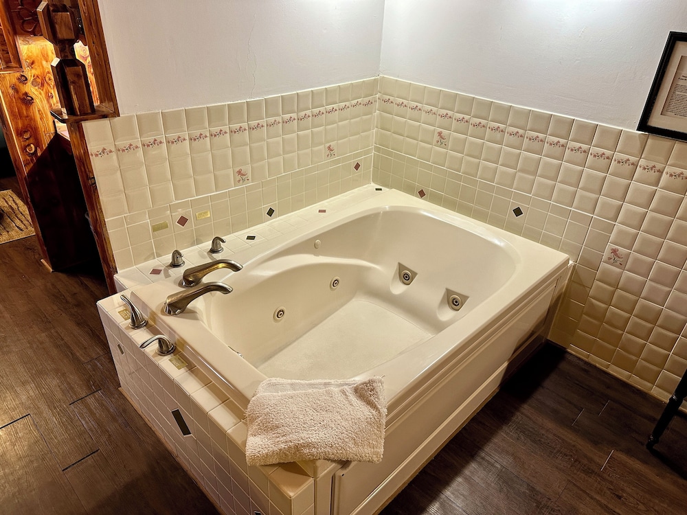 كابينة بسرير كينج مع أريكة يُسمح فيها بالحيوانات الأليفة، Soap Lake Resort, a Dazzler Select by Wyndham 2/2