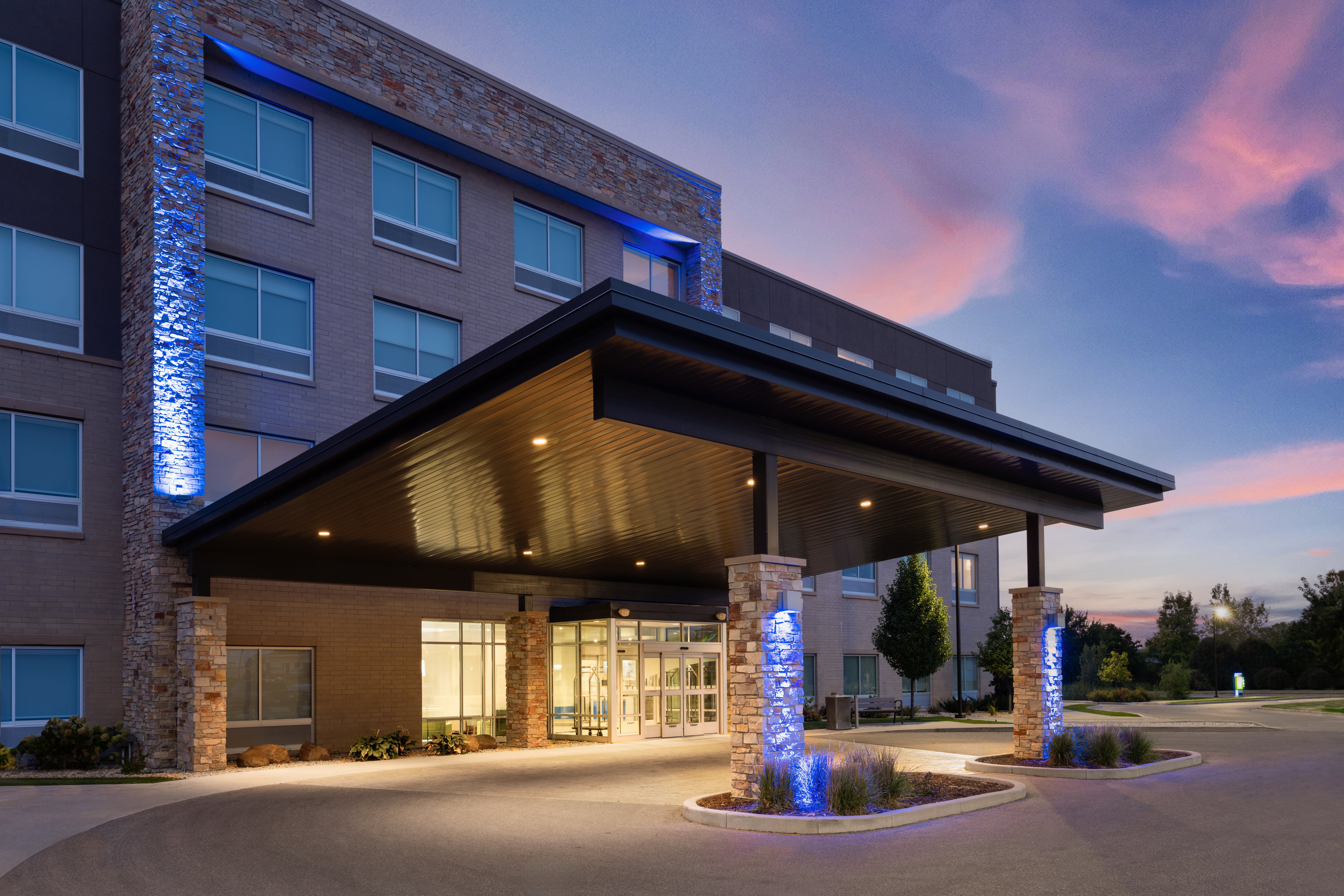 Holiday Inn Express And Suites Madison West Middleton 1/35