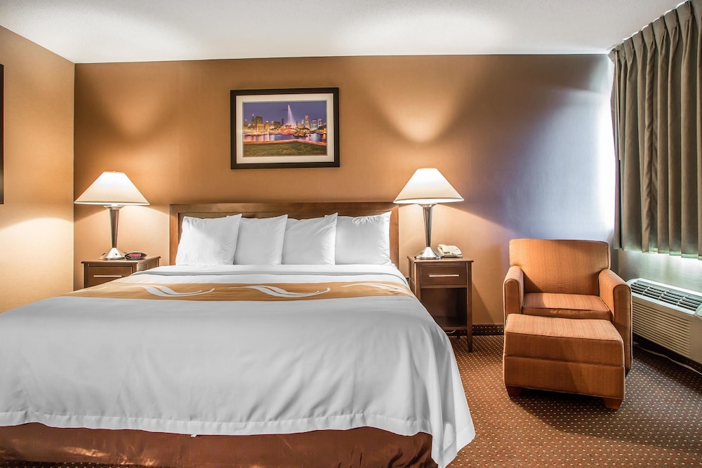 Quality Inn Elgin I-90 11/41