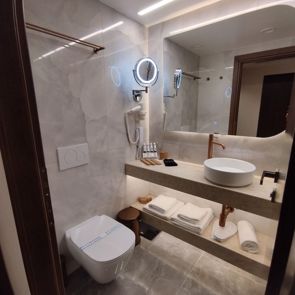 Leonardo Hotel Athens City Center 57/58