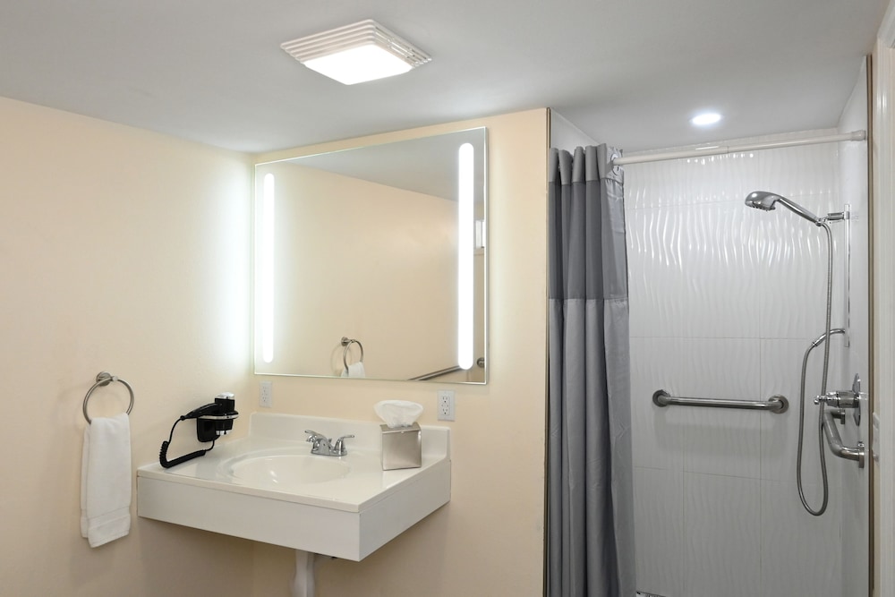 Golden Host Resort 20/63