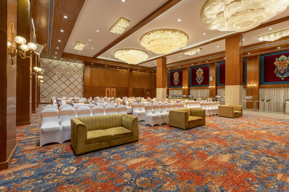 Shyama Sarovar Portico 6/64