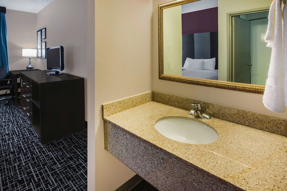 La Quinta Inn Indianapolis North at Pyramids 15/43
