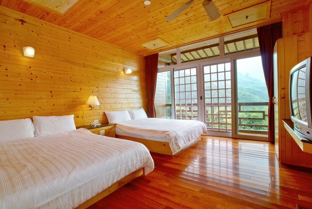 DELUXE, QUADRUPLE, 2 DOUBLE BEDS