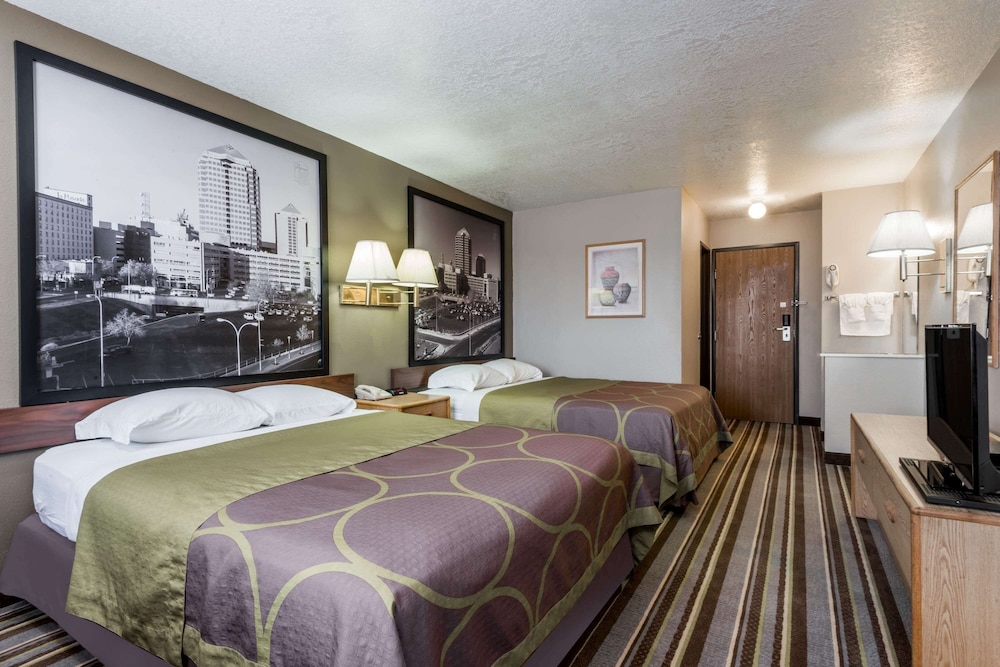 Super 8 By Wyndham Bernalillo 13/26