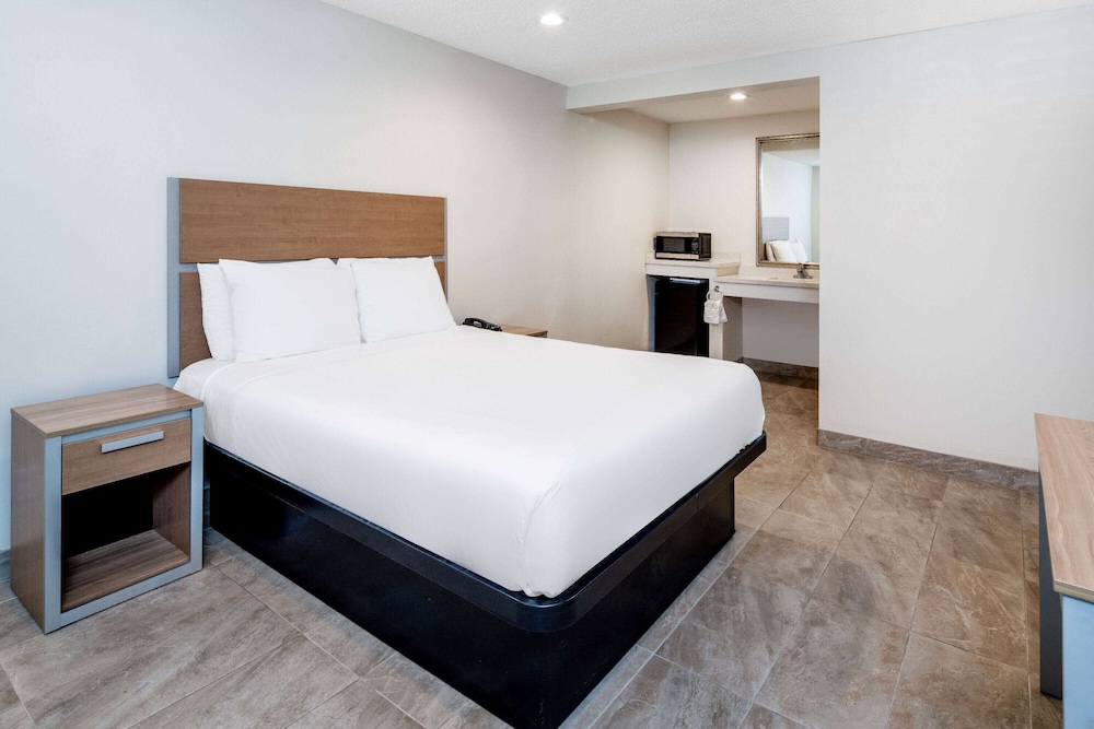 Super 8 by Wyndham Bakersfield CA 9/48