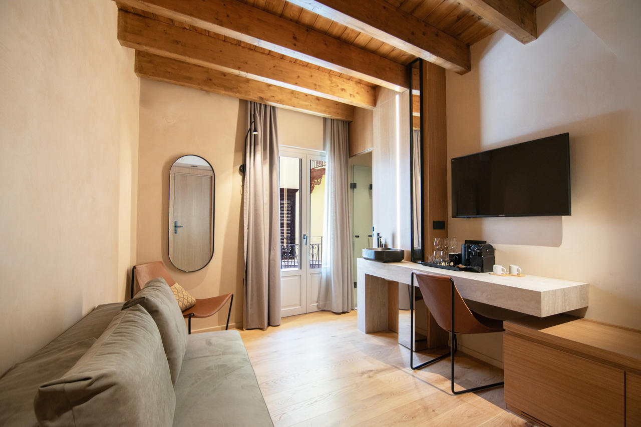 Consolato Boutique Suites 84/94