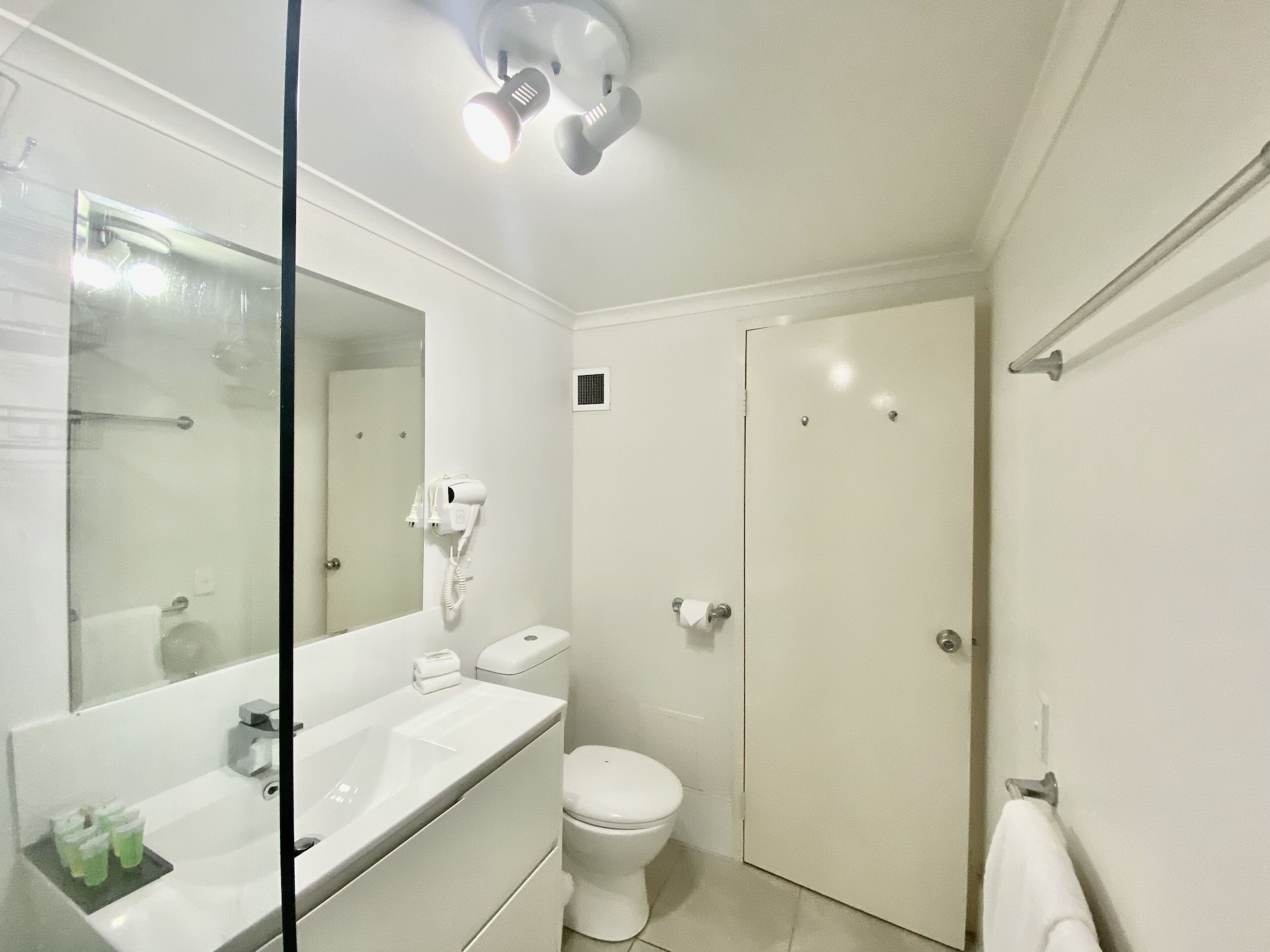 شقة بريميوم بسريرين منفصلين بإطلالة على البحر بغرفة نوم واحدة، CAIRNS BEACH RESORT 4/7