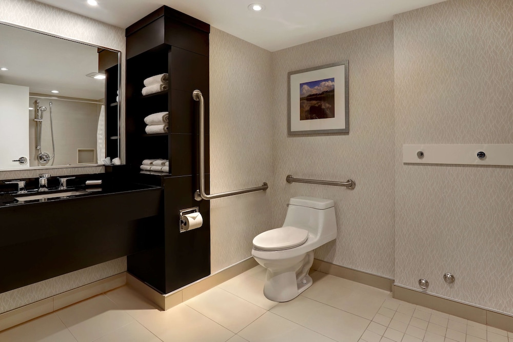 Suite, 2 Queen Beds, Canadian Falls View, Sofa, Accessible، Embassy Suites By Hilton Niagara Falls Fallsview 5/6
