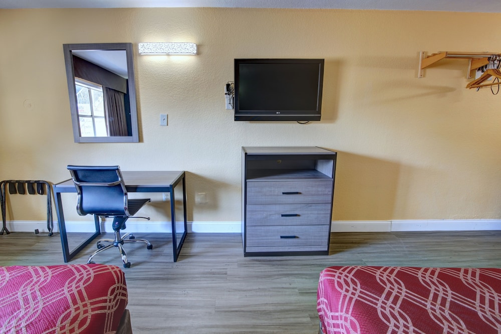 Econo Lodge at Military Circle 14/15