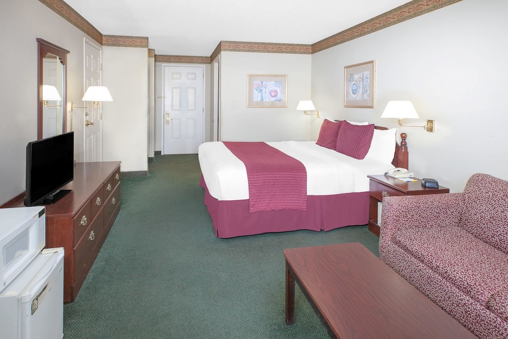 Days Inn by Wyndham Mountain Home 16/55
