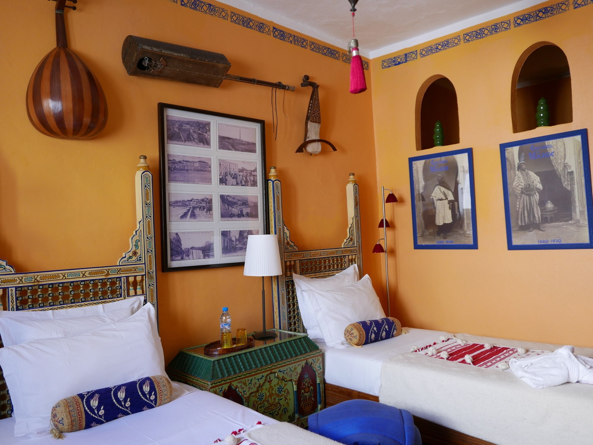 ROOM, TWIN BEDS