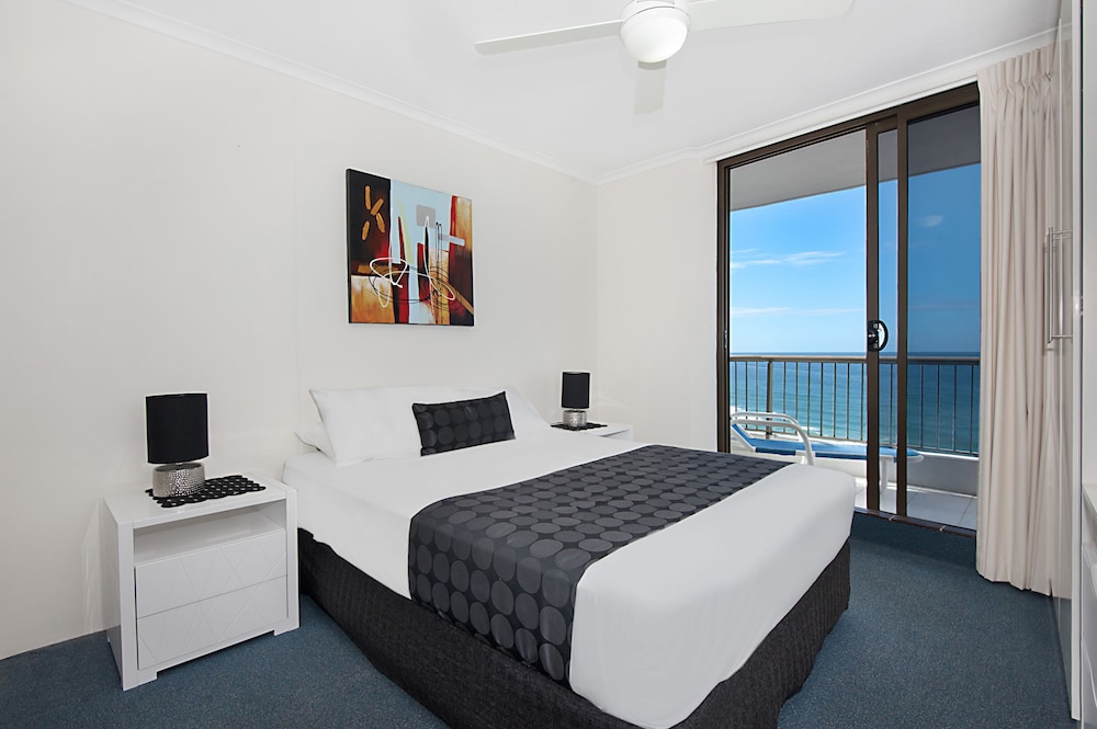 Surfers International Apartments 7/35