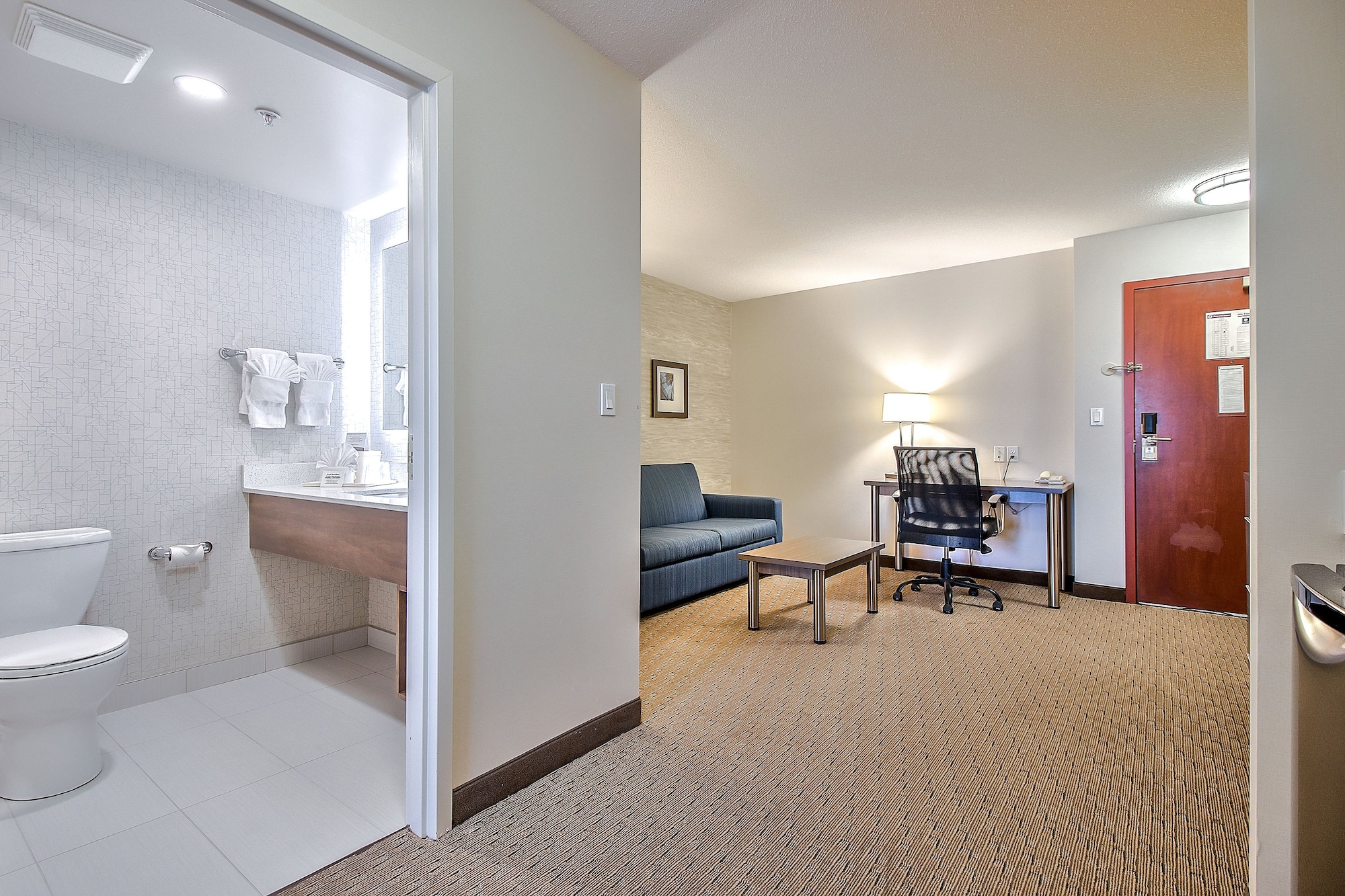 1 Bedroom, Suite, King Bed, Comfort Inn and Suites South Calgary 3/3