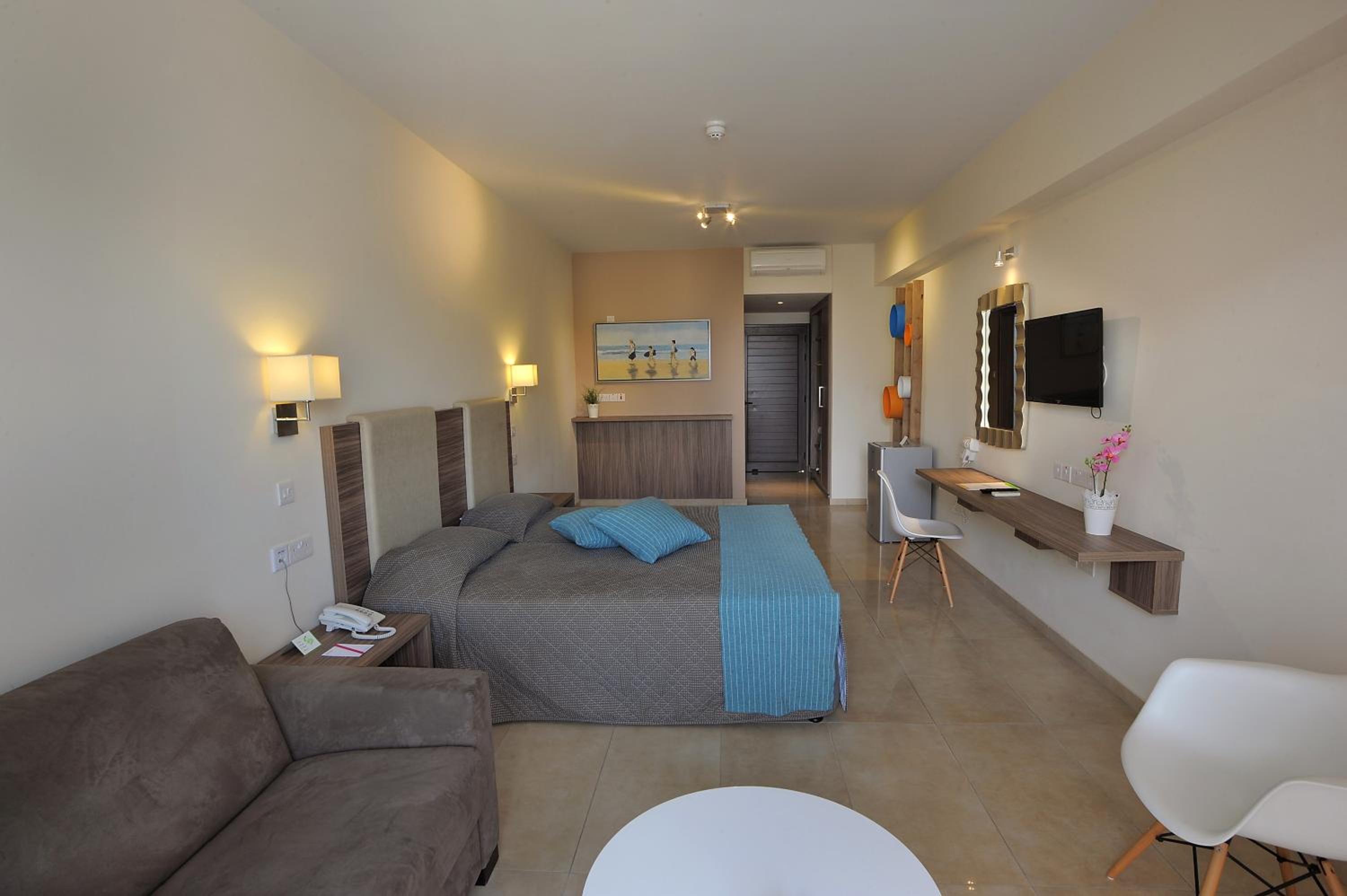 ECONOMY, DOUBLE OR TWIN BED