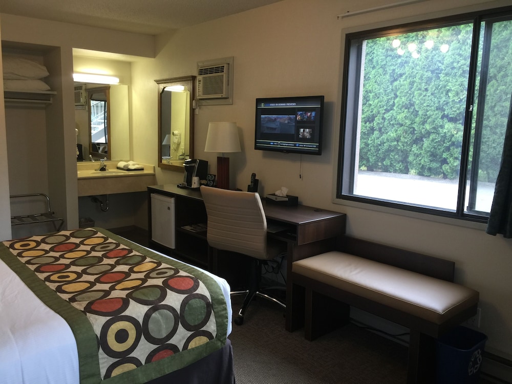 Super 8 by Wyndham Kelowna BC 19/38